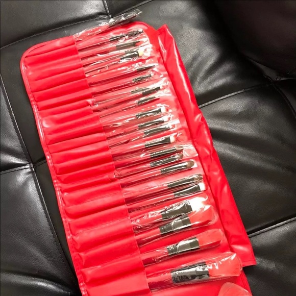 New 24pcs Make Up Brush With Pouch - Picture 4 of 5